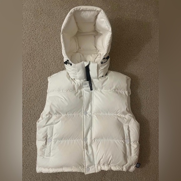 Aritzia Jackets & Blazers - Aritzia super puff short vest